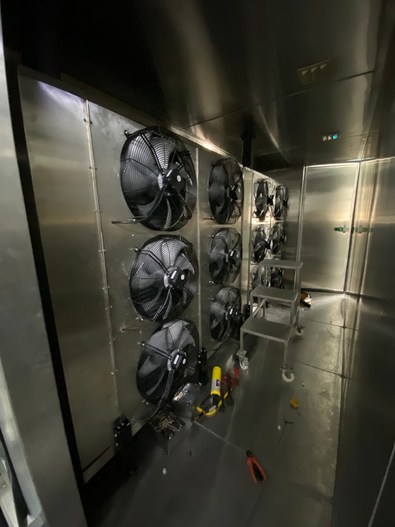 Estrutura metálica interna com vários conjuntos de ventiladores.